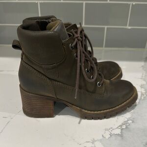 Crown Vintage Brown Ankle Boots with Lace-Up Design and Rugged Sole